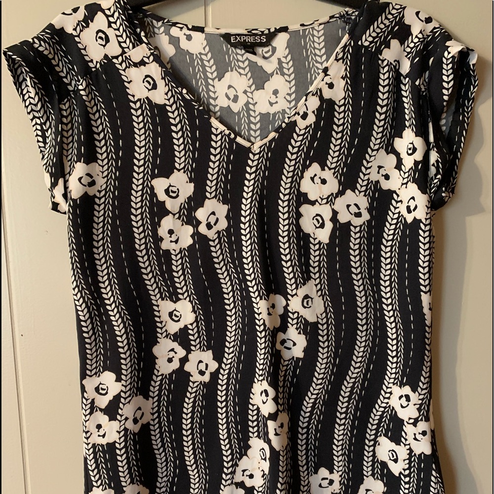 Express Sz XS Black/white/cream print, scoop neck, cap sleeve blouse. VEUC.